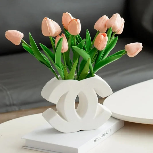 – luxury-inspired ceramic vase for modern decor.